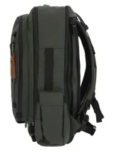 Mochila unisex de diseño técnico en color verde oscuro, fabricada en poliéster reciclado resistente al agua. Cuenta con múltiples compartimentos con cierres impermeables, bolsillo interno para laptop de 15 pulgadas, bolsillos laterales expandibles y correas ajustables ocultables. Incluye parche frontal con logo de la marca y llavero mosquetón decorativo.
