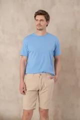 Remera azul con logo de pájaro bordado en el pecho, corte clásico y mangas cortas.