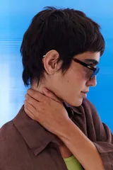 Lentes de sol con marco negro y patillas color carey.