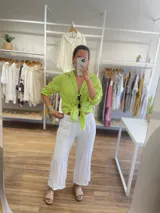 Pantalón ancho de lino blanco, con cintura elástica fruncida y corte cropped.