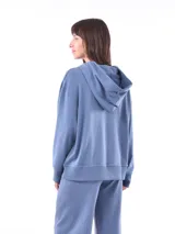 Hoodie gris melange con capucha, manga larga y puños y dobladillo acanalados.