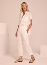 Pantalón blanco de vestir, de tiro alto y corte recto.