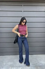 Pantalón de jean azul oscuro, corte semi oxford con abertura lateral en el ruedo y tiro medio.