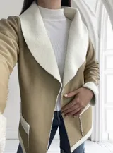 Tapado beige de ecocuero con interior de corderito blanco, con cuello solapa y bolsillos laterales.