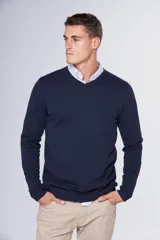 Sweater de hilo color borgoña, con cuello en V y logo bordado en el pecho.