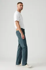 Pantalón de pana azul petróleo de corte recto, con tiro medio y cinco bolsillos.