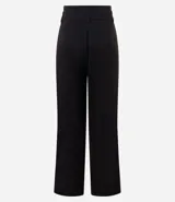 Pantalón de sastrería corte recto, color negro, con pliegues delanteros, cierre de botón y cremallera, y cinturón integrado con hebilla metálica.
