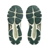 Championes Asics modelo Gel-Nyc 2.0, con diseño robusto y combinación de tonos blanco, beige, verde oscuro y detalles en gris. Incorporan tecnología GEL en la suela y una mezcla de texturas de malla y gamuza.