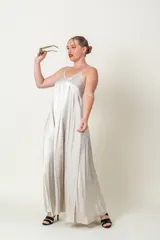 Vestido largo color gris plateado, de viscosa, con breteles finos y corte acampanado.