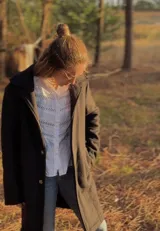 Tapado de paño de lana italiano, con diseño clásico de corte recto, cierre frontal con botones y cuello con solapas.