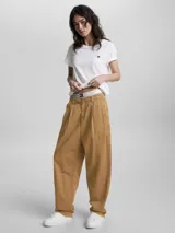 Remera blanca de cuello redondo y manga corta, confeccionada en mezcla de algodón orgánico y viscosa, con diseño slim y logotipo bordado en el pecho, en colaboración con Shawn Mendes.