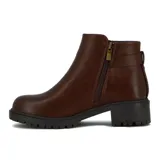 Botas de cuero sintético color marrón, con caña baja, taco cuadrado y cierre lateral.