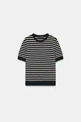 Jersey de punto de manga corta con cuello redondo, a rayas horizontales blancas y negras.