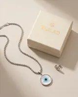 Collar de cadena de eslabones tipo bolita en acero, con dije circular que presenta un diseño de ojo turco en tonos blanco y azul.