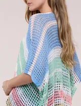 Kimono Do Everything In Love de tejido calado con diseño de rayas horizontales en tonos rosado, verde militar, blanco y salmón. Presenta mangas cortas holgadas y largo midi.