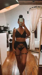 Set de lencería de cuatro piezas compuesto por bralette de encaje, tanga regulable, portaligas y ligas para piernas. Confeccionado en microtul y encaje con transparencias.