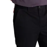 Pantalon cargo de corte recto color negro, con bolsillos laterales tipo sobre, bolsillos traseros con solapa y bolsillos cargo utilitarios en los laterales. Cuenta con cierre de cremallera y botón.