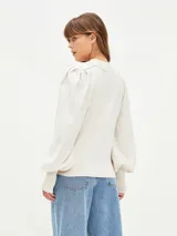 Sweater color verde oliva con cuello redondo y mangas abullonadas.