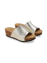 Sandalia de plataforma Vika modelo Peltre, confeccionada en cuero metalizado color plateado. Cuenta con una tira ancha en el empeine, plantilla de cuero, suela de corcho y base de goma negra.