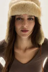 Remera de manga larga color marrón, con escote en V y calce al cuerpo.