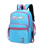 Mochila urbana color turquesa con detalles en fucsia, con el logo de Miami Heat bordado en el frente y parche oficial de la NBA en la parte inferior. Cuenta con compartimento principal y bolsillo frontal con cierre, además de correas ajustables y acolchadas.