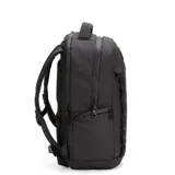 Mochila urbana de diseño minimalista en color negro, confeccionada en material repelente al agua. Cuenta con compartimento principal con cierre, bolsillo frontal con organizadores internos, compartimento acolchado para laptop de hasta 16 pulgadas y correas de ajuste frontal.