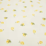 Bolso tipo tote bag XXL de tela blanca con estampado de limones y asas dobles.