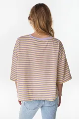 Remera oversize de manga corta a rayas horizontales en tonos rojo y rosado, con cuello redondo.