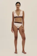 Conjunto de bikini color rosa pálido con estampado de cebras marrones y detalles en marrón chocolate. El top es de corte clásico con escote en V y la parte inferior es de tiro alto.
