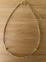 Gargantilla dorada con cuentas de cristal facetado color champagne y cuentas doradas.