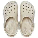 Zuecos Crocs modelo Classic Marbled en color beige con efecto jaspeado multicolor. Presenta perforaciones de ventilación en la parte superior y tira ajustable en el talón.