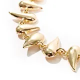 Pulsera dorada con eslabones y dijes en forma de gota.