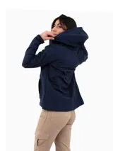 Campera marrón de neopreno con cierre frontal y bolsillos laterales con cierre.