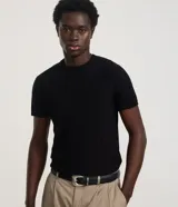 Remera slim de manga corta con cuello redondo, confeccionada en tejido de viscosa con textura de rayas verticales.