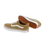 Championes Vans Ward color tostado, con la clásica sidestripe blanca en cuero sintético y suela de goma blanca con línea negra.