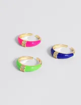 Set de tres anillos dorados con banda de esmalte brillante en colores rosa, verde y azul.