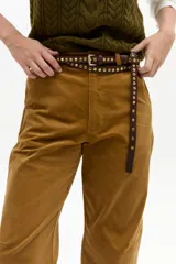 Pantalón de corte barrel relajado confeccionado en corduroy de algodón con un toque de spandex. Presenta un diseño de tiro medio con bolsillos laterales y cierre frontal.