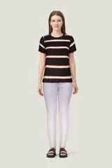 Pantalón de jean chupín color celeste claro.