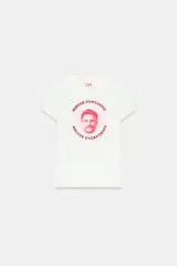 Camiseta blanca de manga corta y cuello redondo, con estampado frontal de Pedro Pascal en un círculo rosado y texto que dice "Mister Fantastic Solves Everything".