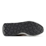 Championes urbanos New Balance modelo U370AI, color marrón con detalles en blanco y gris, confeccionados en gamuza y malla, con logo "N" característico en los laterales y entresuela blanca.