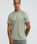 Remera deportiva Get Over de tecnología dry, color verde militar, con cuello redondo, mangas cortas, detalles reflectantes en los hombros y tejido de malla transpirable.