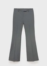 Pantalon de vestir gris de corte acampanado, con tiro medio, trabillas para cinturon, cierre oculto y bolsillos de ribete en la parte posterior.