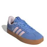 Championes Adidas VL Court 3.0 de estilo urbano, confeccionados en gamuza sintética color azul con las icónicas tres tiras laterales en color rosado. Presentan una suela de goma color caramelo y un diseño inspirado en el calzado retro de canchas.