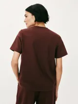 Camiseta de manga corta con cuello redondo, confeccionada en algodón de alta calidad con un corte clásico y versátil.