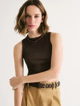 Top corto marrón de tela acanalada, con cuello redondo y sisas anchas.