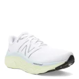 Championes de running New Balance modelo Kaiha Road para mujer. Presentan un diseño en color blanco con tecnología de amortiguación Fresh Foam X en la entresuela, exterior de malla transpirable y suela de goma con refuerzos en color negro.