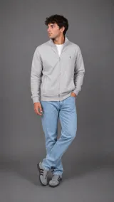 Campera de algodón con cierre frontal completo, cuello alto y bolsillos laterales. Presenta un diseño minimalista con un pequeño logo bordado en el pecho.