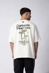 Remera de corte oversize color negro, con cuello redondo y mangas cortas. Presenta un pequeño estampado en color blanco en la parte inferior lateral con la frase 'Curbside Treasures'.
