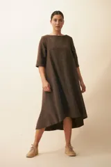 Vestido midi acampanado de lana fina sin teñir, con cuello bote, mangas tres cuartos con tajo y bolsillos laterales. Diseño forrado con vuelo y movimiento.