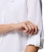Camisa de aventura Columbia modelo Silver Ridge Utility, color blanco, de manga larga con tecnología Omni-Shade y Omni-Wick, cuello camisero, cierre frontal de botones y bolsillos en el pecho con solapa y cierre de cremallera.